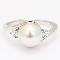 Ivory white South Sea pearl and white diamond ring